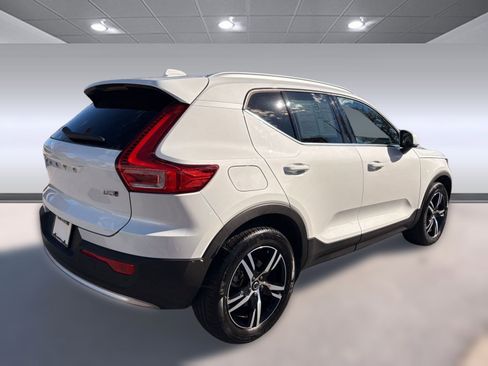 Certified 2025 Volvo XC40 B5 Core image 9