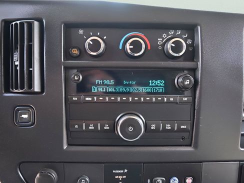 Used 2017 Chevrolet Express 3500 RWD image 19