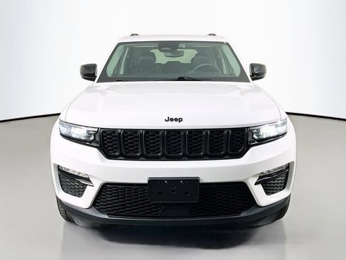 Used 2023 Jeep Grand Cherokee Limited w/ Black Appearance Package AWD/4WD image 3