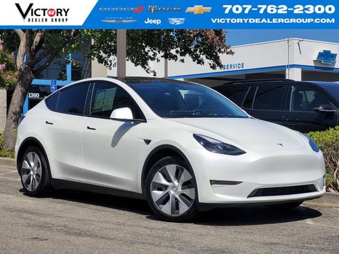 Used 2024 Tesla Model Y Long Range AWD/4WD image 1