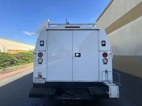 Used 2016 Ford E-350 and Econoline 350 Super Duty image 3