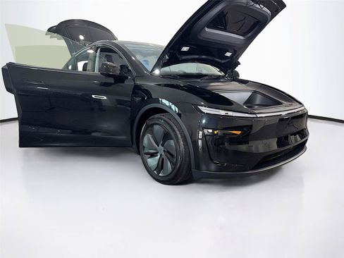 Used 2026 Tesla Model Y 2WD image 39