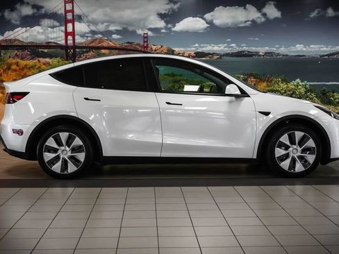 Used 2023 Tesla Model Y Long Range AWD/4WD image 5