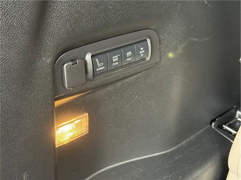 Used 2018 Ford Explorer Limited w/ Ford Safe & Smart Package FWD image 27