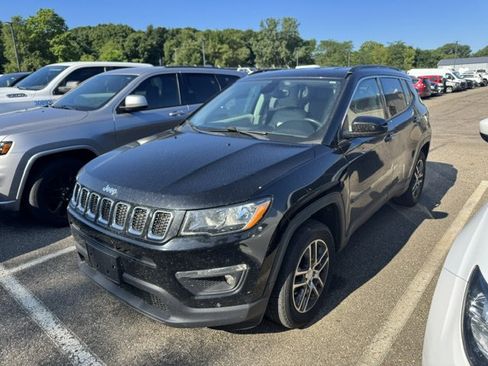 Used 2018 Jeep Compass Latitude w/ Cold Weather Group AWD/4WD image 2