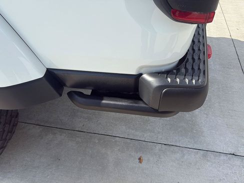 Used 2024 Jeep Gladiator Rubicon AWD/4WD image 12