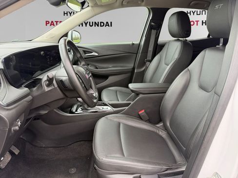 Used 2024 Buick Encore GX Sport Touring FWD image 9