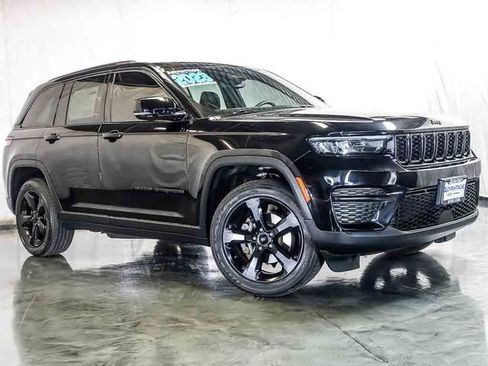 Used 2023 Jeep Grand Cherokee Altitude AWD/4WD image 2