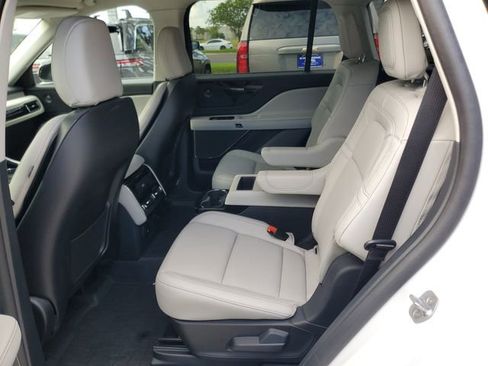 Used 2025 Lincoln Aviator Reserve w/ Jet Appearance Package RWD image 11