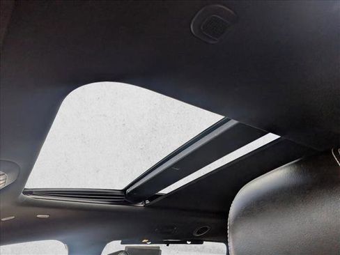 Used 2021 Chrysler Pacifica Limited w/ Uconnect Theater Family Group image 18