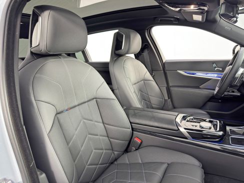 Used 2024 BMW 760i xDrive w/ Premium Package 2 image 46