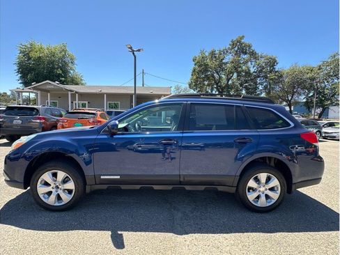 Used 2011 Subaru Outback 2.5i Premium AWD/4WD image 2