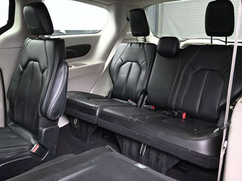 Used 2023 Chrysler Pacifica Touring-L FWD image 7