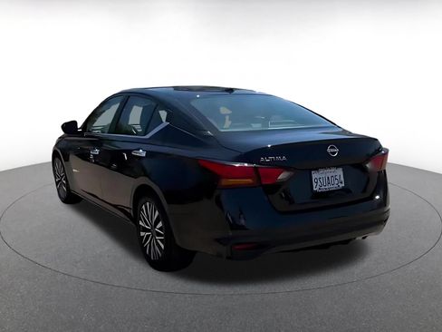 Used 2025 Nissan Altima 2.5 SV FWD image 10