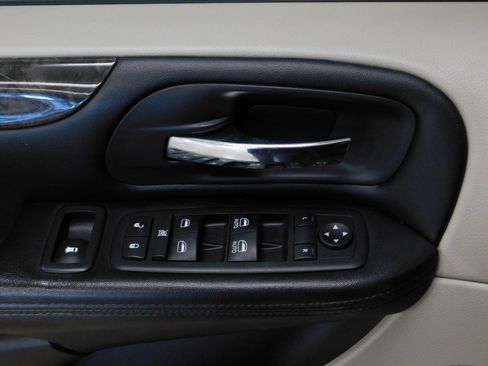 Used 2011 Dodge Grand Caravan SXT image 28