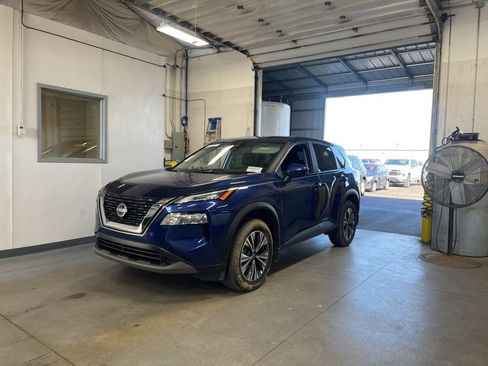 Used 2023 Nissan Rogue SV image 1