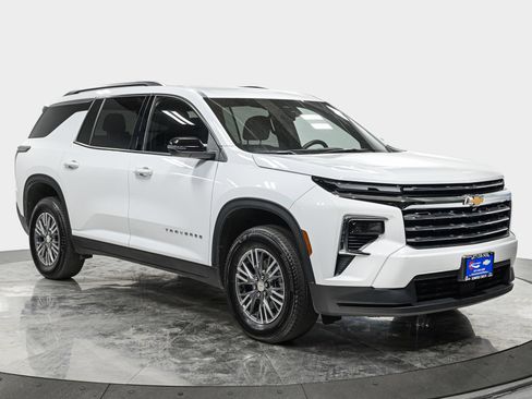 Used 2025 Chevrolet Traverse LT FWD image 9