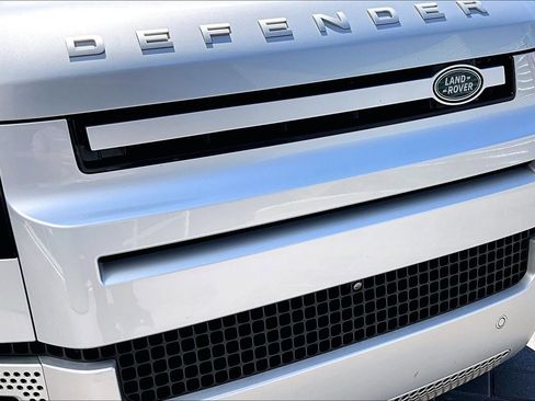 Used 2023 Land Rover Defender 130 SE image 31