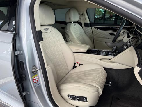 Used 2022 Bentley Flying Spur W12 image 28