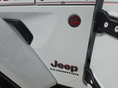 Used 2022 Jeep Gladiator Rubicon w/ Trailer Tow Package AWD/4WD image 11