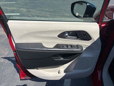 Used 2024 Chrysler Pacifica Touring-L FWD image 9
