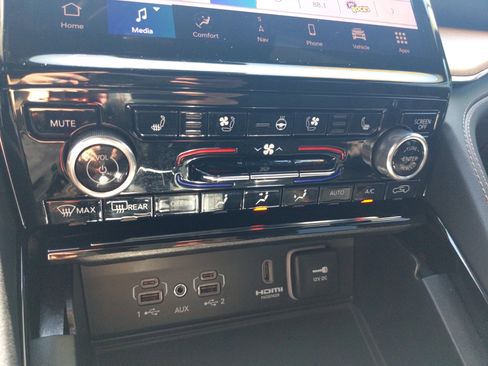 Used 2023 Jeep Grand Cherokee L Summit image 34