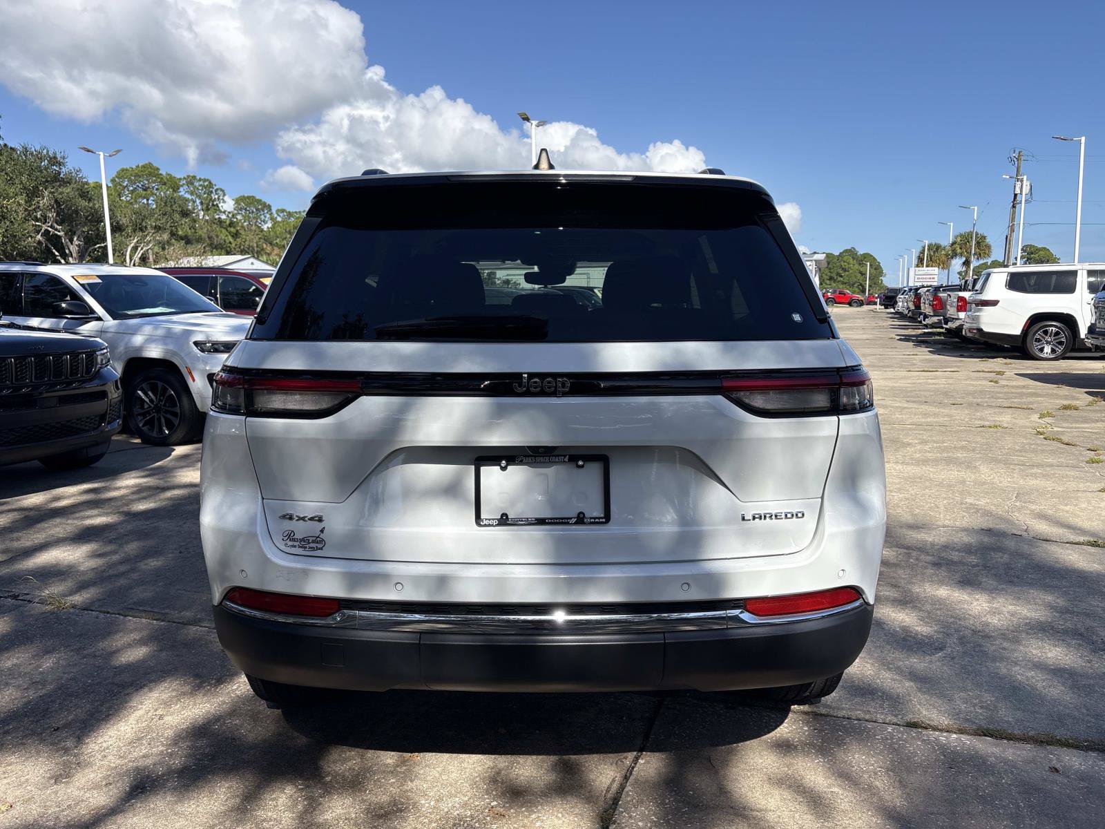 Used 2023 Jeep Grand Cherokee Laredo AWD/4WD image 4