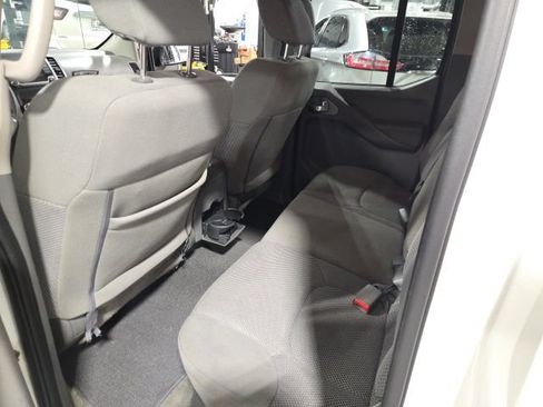 Used 2018 Nissan Frontier SV AWD/4WD image 12