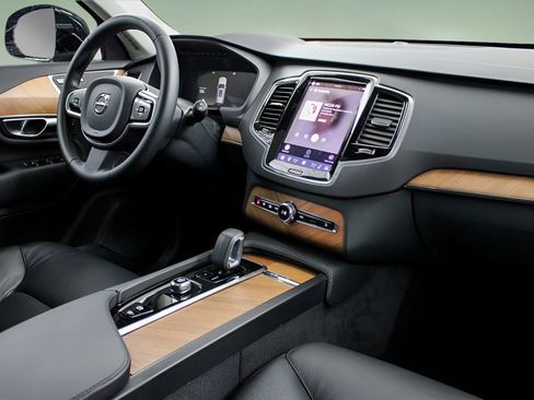 Used 2023 Volvo XC90 B6 Plus w/ Protection Package Premier AWD/4WD image 18