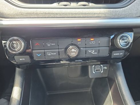 Used 2024 Jeep Compass Latitude image 15