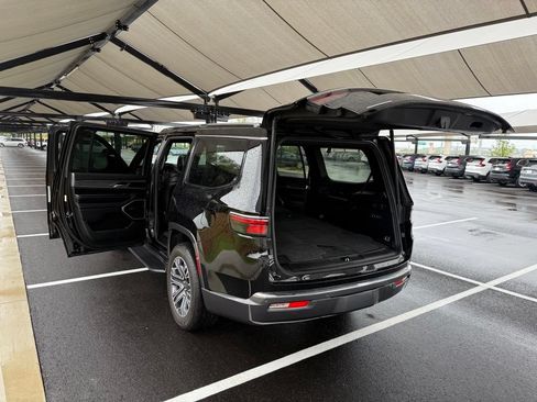 Used 2022 Jeep Wagoneer Series III AWD/4WD image 25