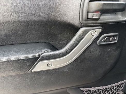 Used 2016 Jeep Wrangler Unlimited Rubicon image 13