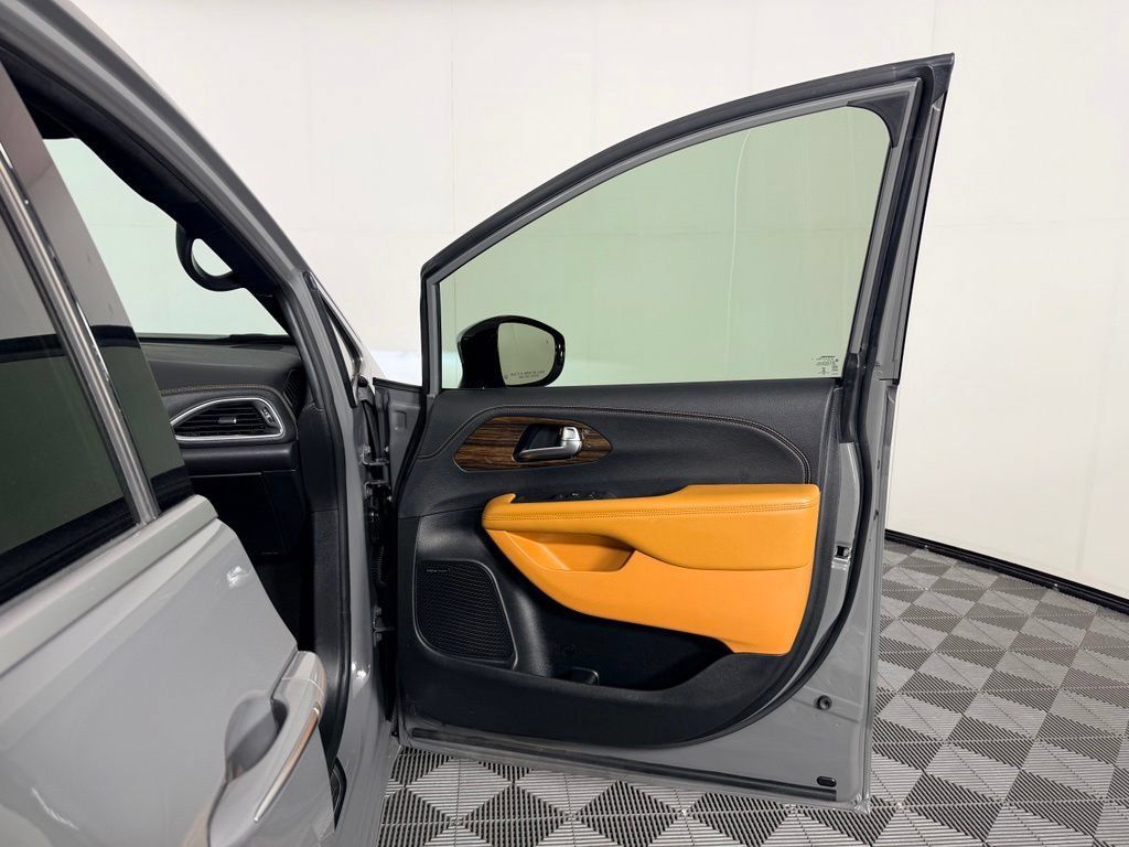 Used 2023 Chrysler Pacifica Pinnacle FWD image 36