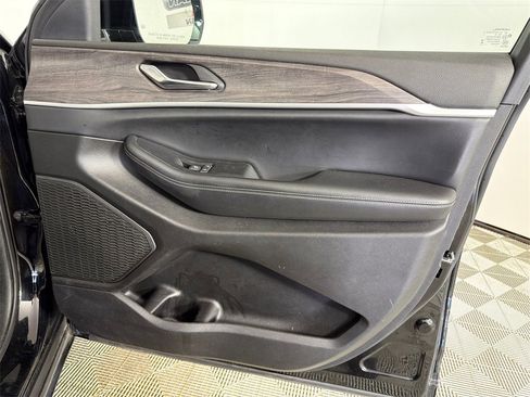 Used 2024 Jeep Grand Cherokee L Limited w/ Luxury Tech Group II image 16