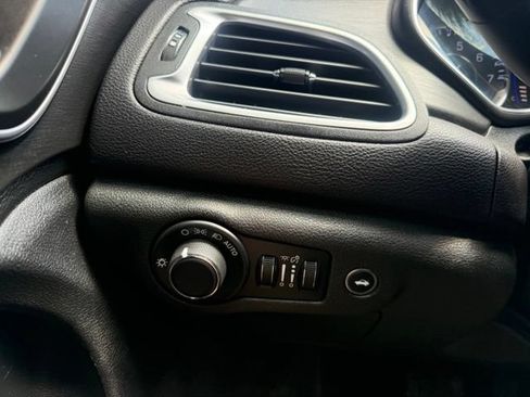Used 2015 Chrysler 200 Limited w/ Convenience Group FWD image 20