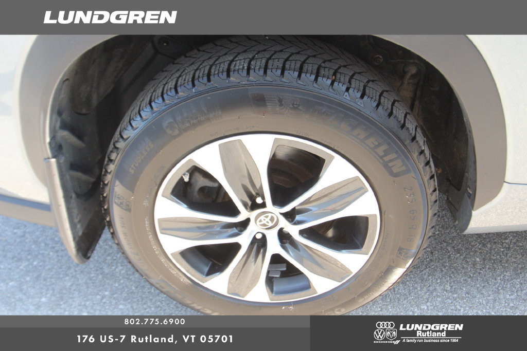 Used 2021 Toyota Highlander XLE AWD/4WD image 11