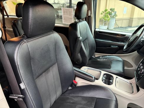 Used 2017 Dodge Grand Caravan SXT image 26