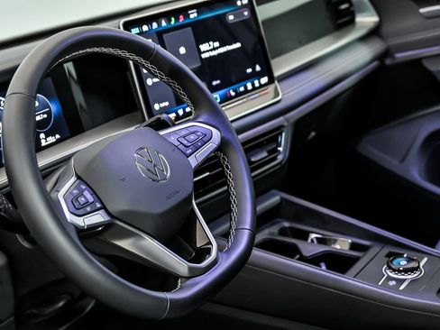 Used 2025 Volkswagen Tiguan SE w/ Panoramic Sunroof Package image 16