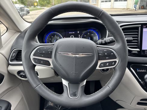 Used 2023 Chrysler Pacifica Touring-L FWD image 24