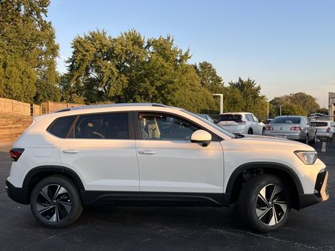New 2026 Volkswagen Taos SE AWD/4WD image 4