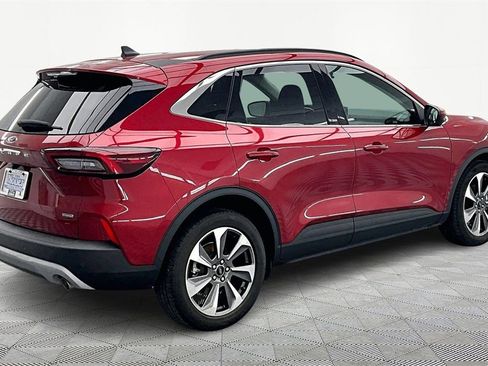 Used 2023 Ford Escape Platinum image 2