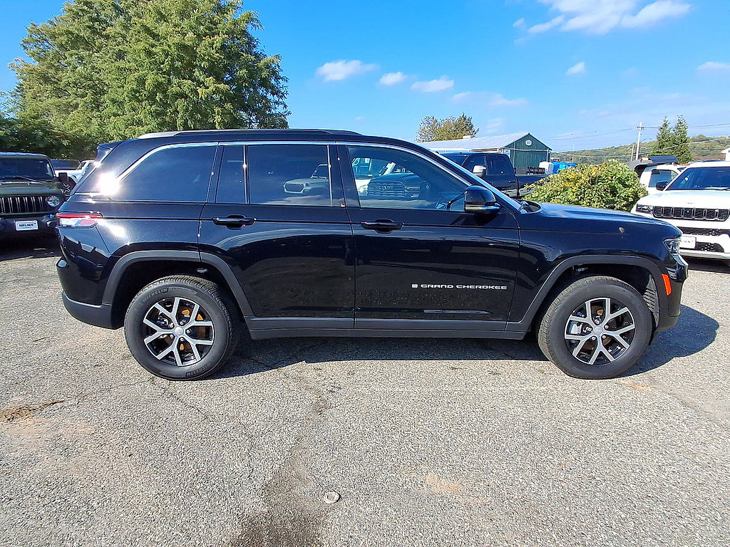 Certified 2025 Jeep Grand Cherokee Limited w/ Trailer Tow Package AWD/4WD image 9