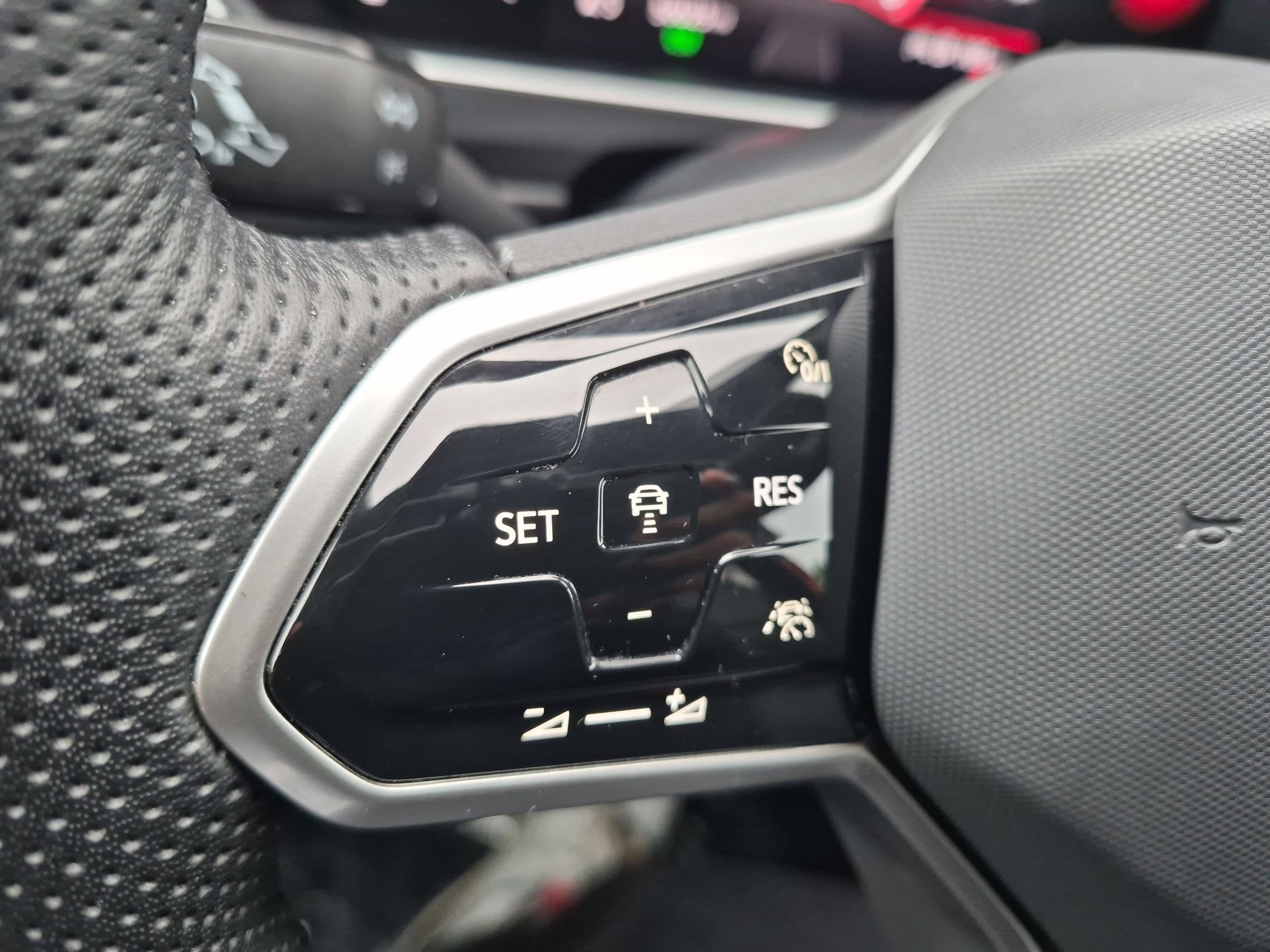 Used 2024 Volkswagen Tiguan SE R-Line w/ MDO Package, Two-Row AWD/4WD image 14