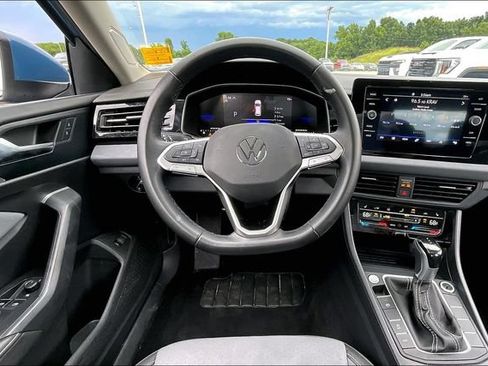 Used 2025 Volkswagen Jetta SE FWD image 8