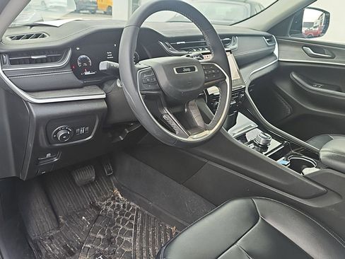 Used 2023 Jeep Grand Cherokee Limited w/ Black Appearance Package AWD/4WD image 7