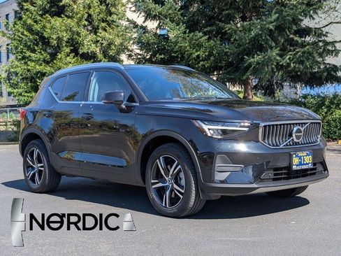 Used 2025 Volvo XC40 B5 Core image 1