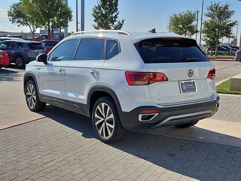 Used 2023 Volkswagen Taos SE w/ Panoramic Sunroof Package FWD image 6
