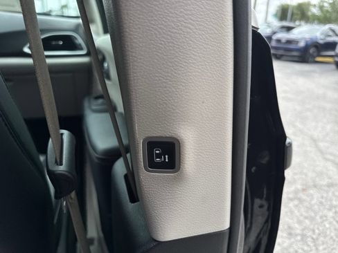 Used 2023 Chrysler Pacifica Touring-L FWD image 40