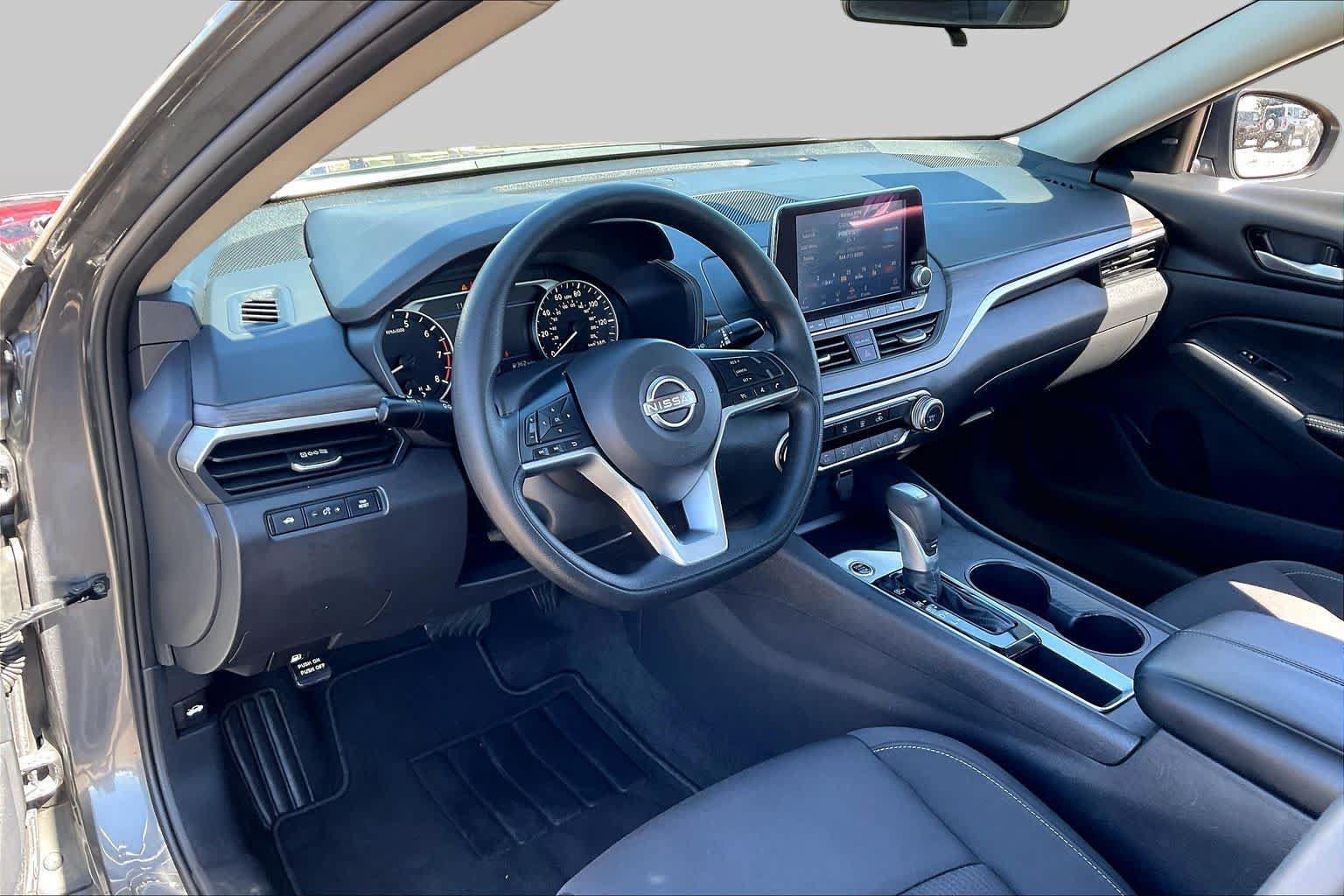 Used 2025 Nissan Altima 2.5 SV FWD image 16