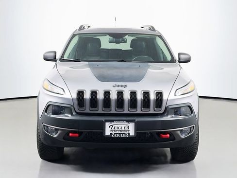Used 2017 Jeep Cherokee Trailhawk AWD/4WD image 2